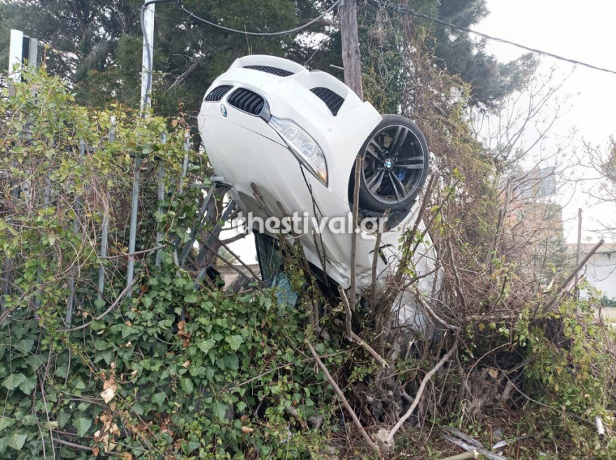 Θεσσαλονίκη: Αυτοκίνητο τούμπαρε και έπεσε πάνω σε φράχτη και κλαδιά - Δείτε φωτογραφίες