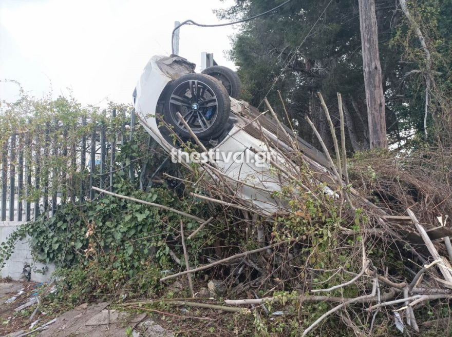 Θεσσαλονίκη: Αυτοκίνητο τούμπαρε και έπεσε πάνω σε φράχτη και κλαδιά - Δείτε φωτογραφίες