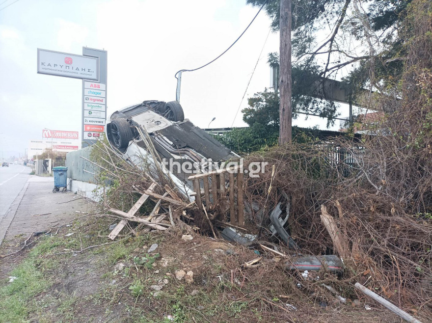 Θεσσαλονίκη: Αυτοκίνητο τούμπαρε και έπεσε πάνω σε φράχτη και κλαδιά - Δείτε φωτογραφίες