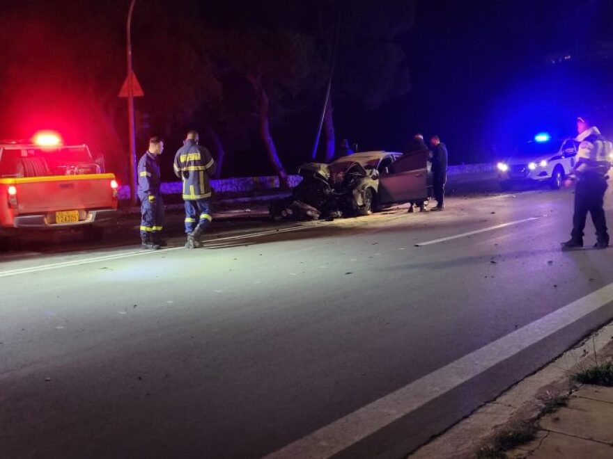 Βάρκιζα: Σοβαρό τροχαίο με πολυτελές αυτοκίνητο - Δείτε φωτογραφίες