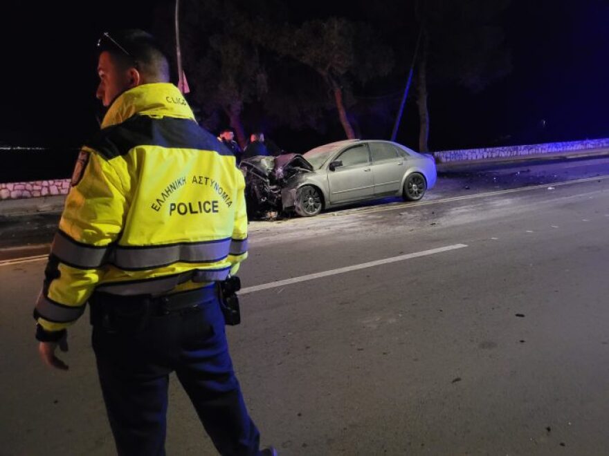 Βάρκιζα: Σοβαρό τροχαίο με πολυτελές αυτοκίνητο - Δείτε φωτογραφίες