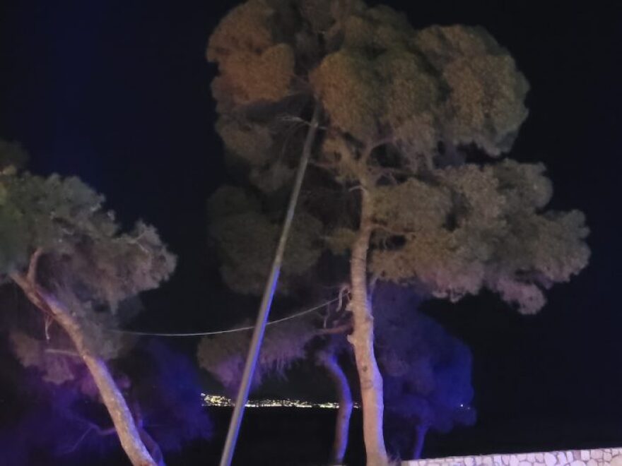 Βάρκιζα: Σοβαρό τροχαίο με πολυτελές αυτοκίνητο - Δείτε φωτογραφίες