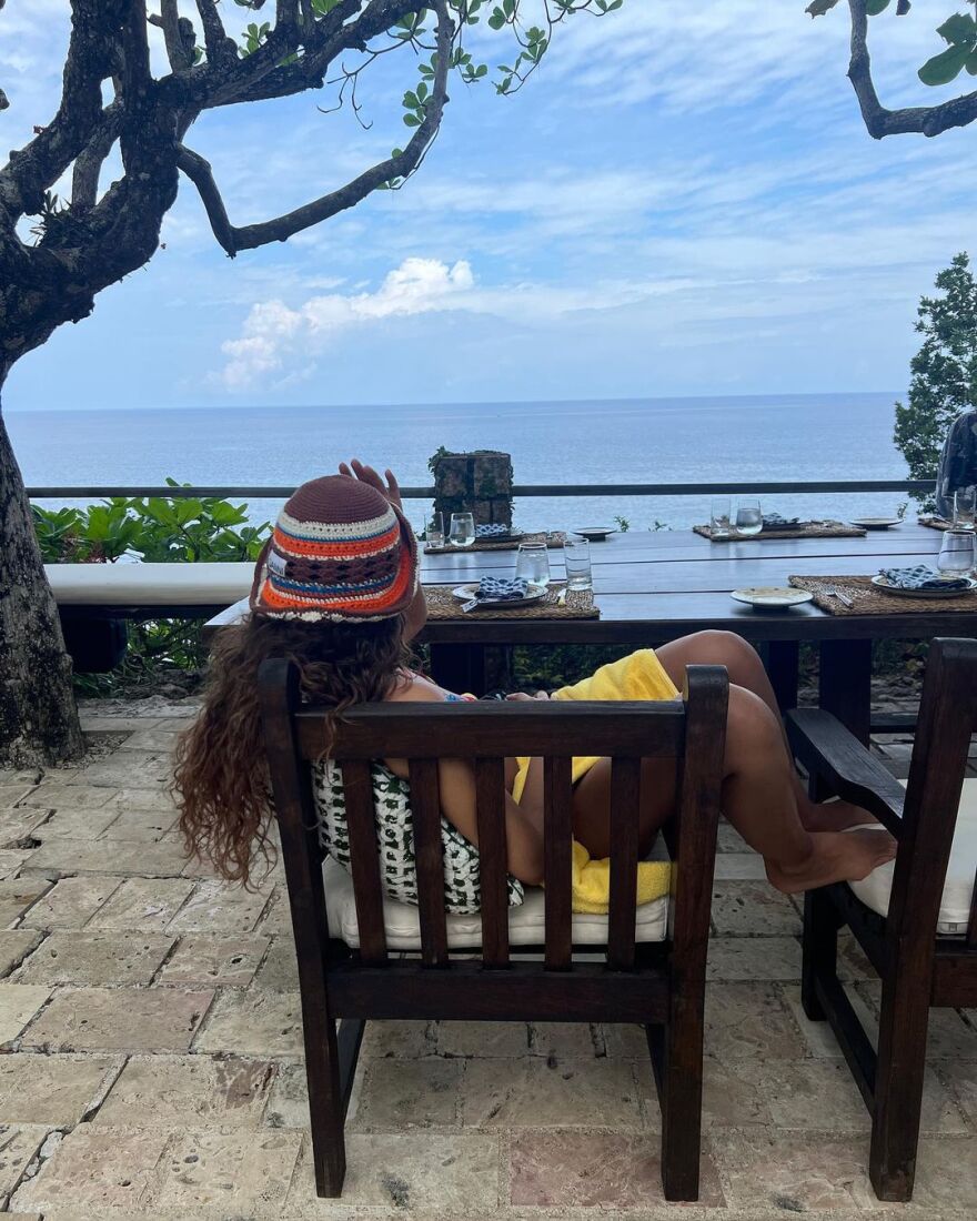 Ντούα Λίπα: Ποζάρει με μπικίνι στις διακοπές της - «Ζώντας στο νησί»