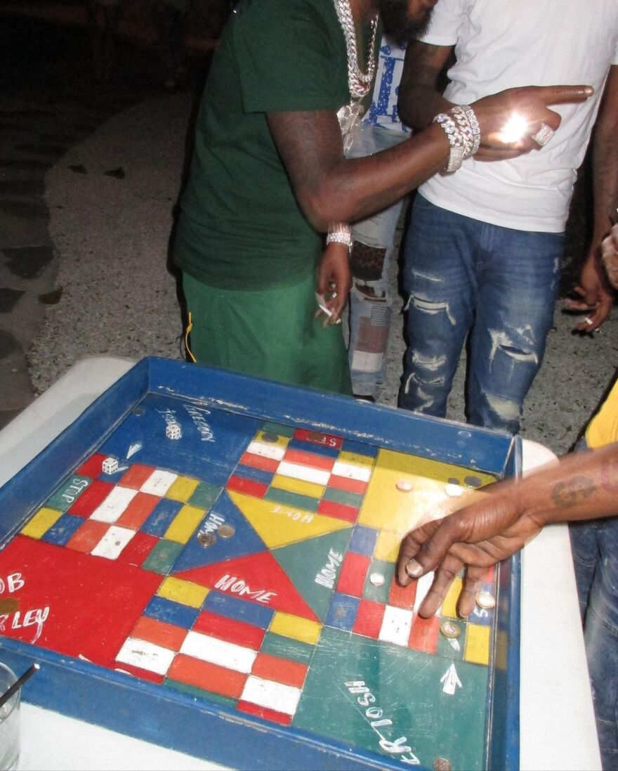 Ντούα Λίπα: Ποζάρει με μπικίνι στις διακοπές της - «Ζώντας στο νησί»