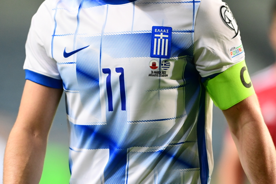 Με την πολυσυζητημένη νέα της φανέλα απέναντι στο Γιβραλτάρ η Εθνική Ελλάδας - Δείτε βίντεο και φωτογραφίες 