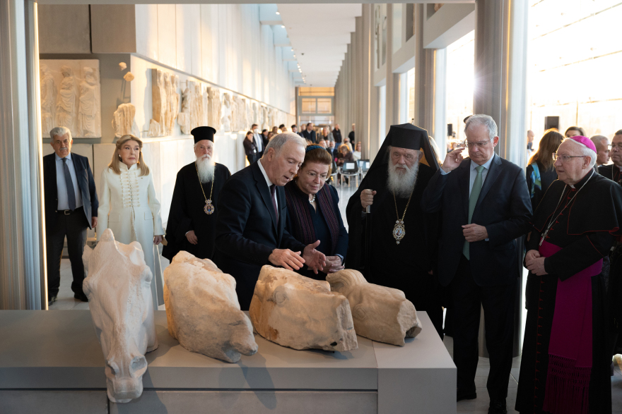 Στο Μουσείο της Ακρόπολης τα τρία θραύσματα από τα Γλυπτά του Παρθενώνα που δώρισε το Βατικανό