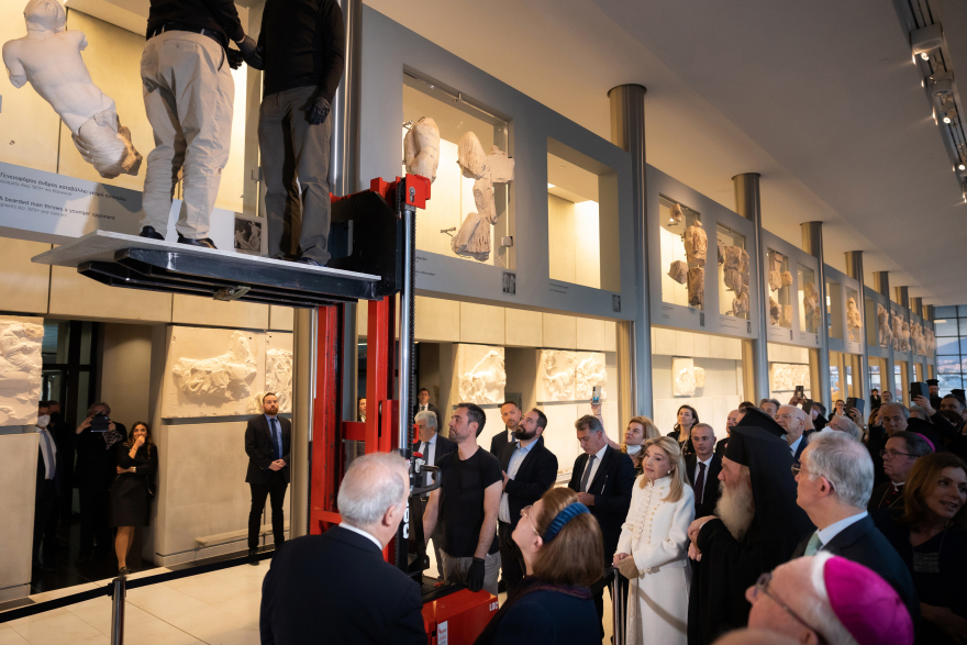 Στο Μουσείο της Ακρόπολης τα τρία θραύσματα από τα Γλυπτά του Παρθενώνα που δώρισε το Βατικανό