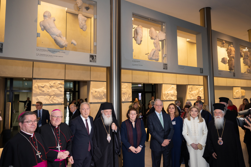 Στο Μουσείο της Ακρόπολης τα τρία θραύσματα από τα Γλυπτά του Παρθενώνα που δώρισε το Βατικανό