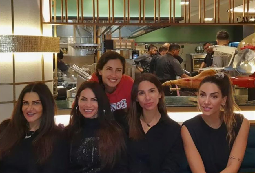 Νέα Σμύρνη: Σκηνές ανεμελιάς πριν τον εμπρησμό στο εστιατόριο - Σαξόφωνο και «πάρτι», δείτε βίντεο