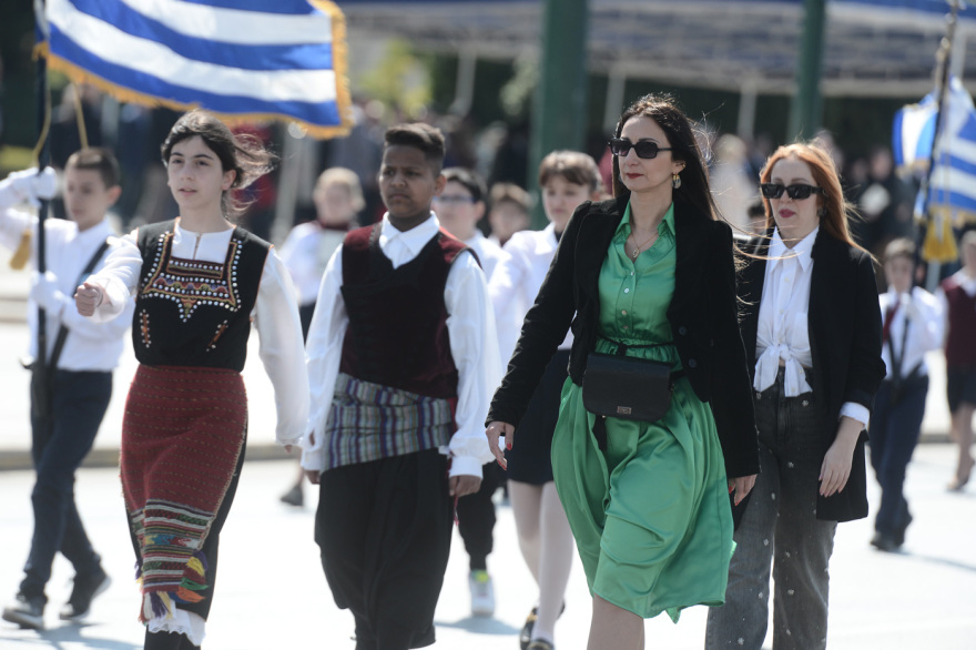 Μαθητική Παρέλαση 25ης Μαρτίου: Γέμισε νιάτα το κέντρο της Αθήνας - Δείτε βίντεο