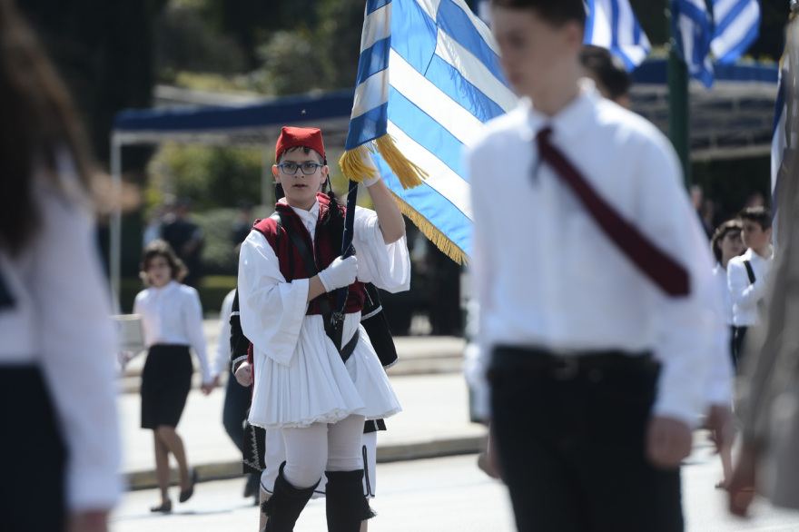 Μαθητική Παρέλαση 25ης Μαρτίου: Γέμισε νιάτα το κέντρο της Αθήνας - Δείτε βίντεο