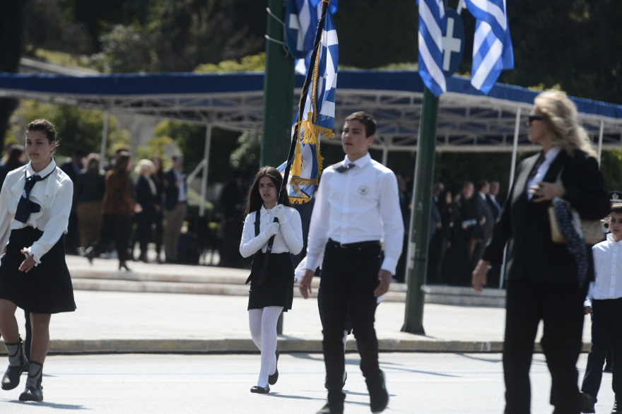 Μαθητική Παρέλαση 25ης Μαρτίου: Γέμισε νιάτα το κέντρο της Αθήνας - Δείτε βίντεο