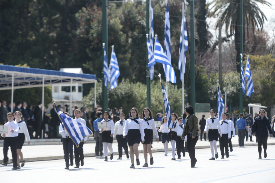 Μαθητική Παρέλαση 25ης Μαρτίου: Γέμισε νιάτα το κέντρο της Αθήνας - Δείτε βίντεο
