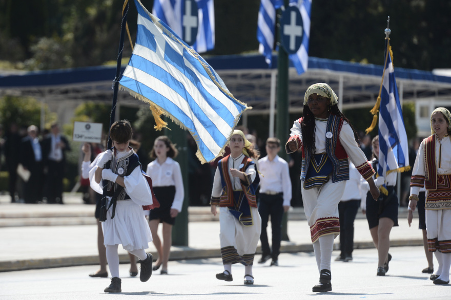 Μαθητική Παρέλαση 25ης Μαρτίου: Γέμισε νιάτα το κέντρο της Αθήνας - Δείτε βίντεο