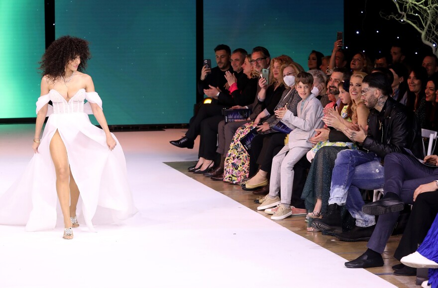 Μαρία Σολωμού: Περπάτησε στην πασαρέλα με νυφικό και ο Mente Fuerte την αποθέωσε