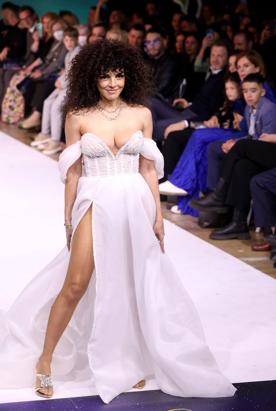 Μαρία Σολωμού: Περπάτησε στην πασαρέλα με νυφικό και ο Mente Fuerte την αποθέωσε