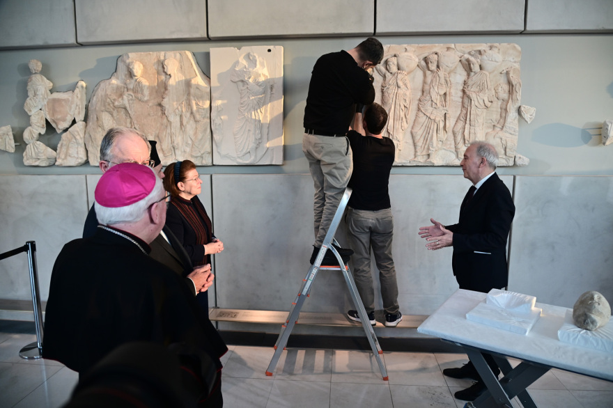 Στο Μουσείο της Ακρόπολης τα τρία θραύσματα από τα Γλυπτά του Παρθενώνα που δώρισε το Βατικανό