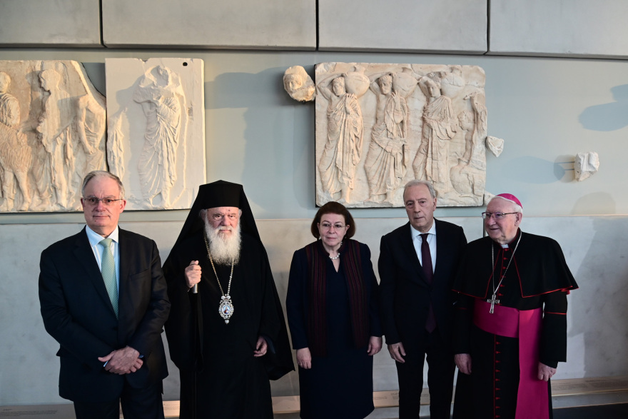 Στο Μουσείο της Ακρόπολης τα τρία θραύσματα από τα Γλυπτά του Παρθενώνα που δώρισε το Βατικανό