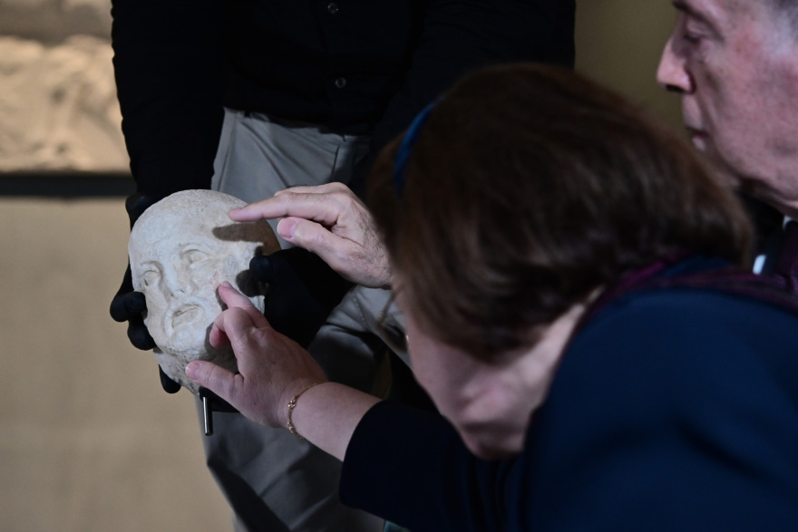 Στο Μουσείο της Ακρόπολης τα τρία θραύσματα από τα Γλυπτά του Παρθενώνα που δώρισε το Βατικανό