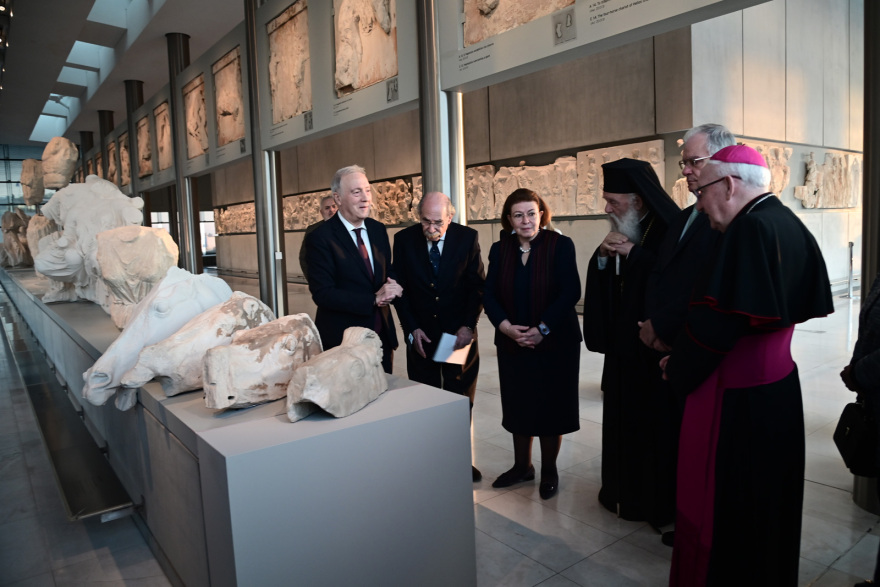 Στο Μουσείο της Ακρόπολης τα τρία θραύσματα από τα Γλυπτά του Παρθενώνα που δώρισε το Βατικανό