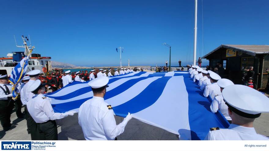 Χίος: Εντυπωσιακές εικόνες από την τεράστια ελληνική σημαία που υψώθηκε στο λιμάνι του νησιού