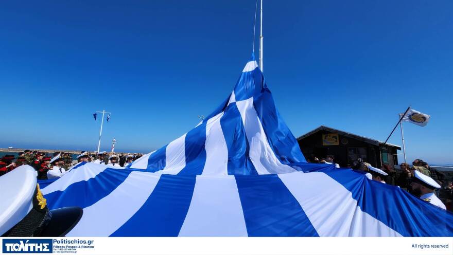 Χίος: Εντυπωσιακές εικόνες από την τεράστια ελληνική σημαία που υψώθηκε στο λιμάνι του νησιού