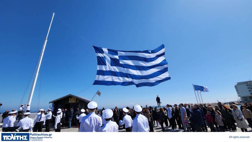 Χίος: Εντυπωσιακές εικόνες από την τεράστια ελληνική σημαία που υψώθηκε στο λιμάνι του νησιού