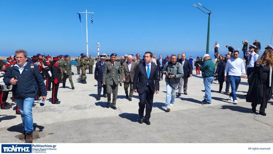 Χίος: Εντυπωσιακές εικόνες από την τεράστια ελληνική σημαία που υψώθηκε στο λιμάνι του νησιού