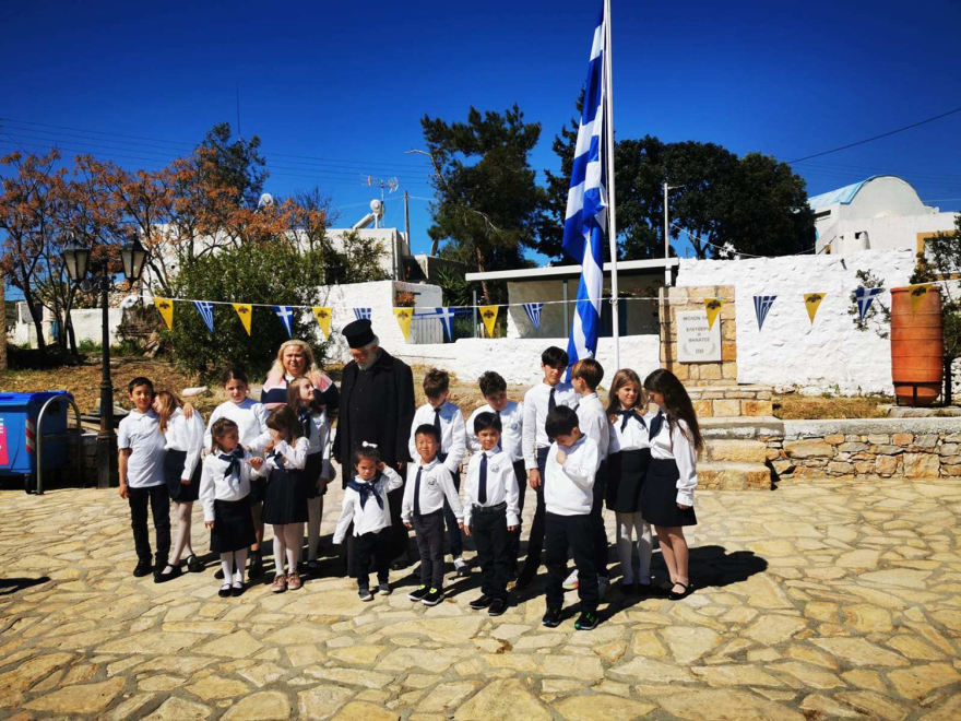 25η Μαρτίου: Ξεχωριστή η παρέλαση του Άγγελου στους Αρκιούς – Τον συνόδευσαν 13 μαθητές από τη Βούλα