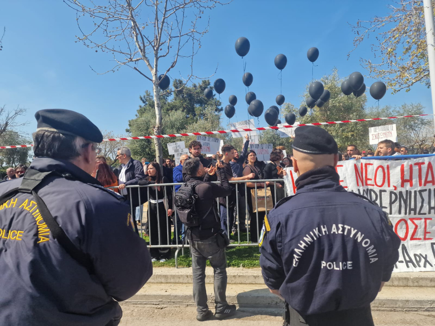Θεσσαλονίκη:  Αριστεροί φοιτητές διαμαρτυρήθηκαν για την τραγωδία στα Τέμπη κατά τη διάρκεια της παρέλασης