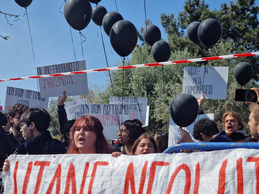 Θεσσαλονίκη:  Αριστεροί φοιτητές διαμαρτυρήθηκαν για την τραγωδία στα Τέμπη κατά τη διάρκεια της παρέλασης