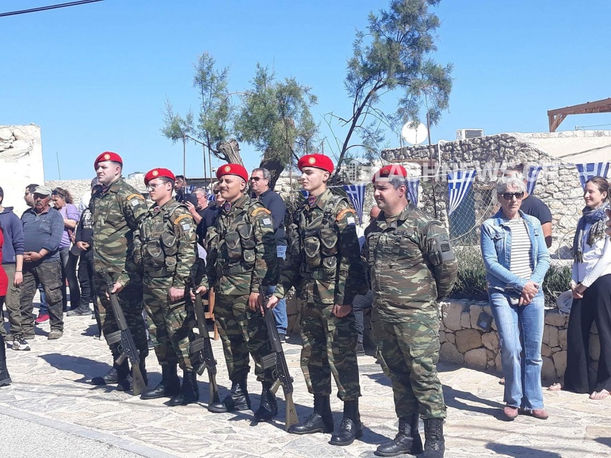 25η Μαρτίου: Συγκινητική η παρέλαση των δύο μαθητών στη Γαύδο