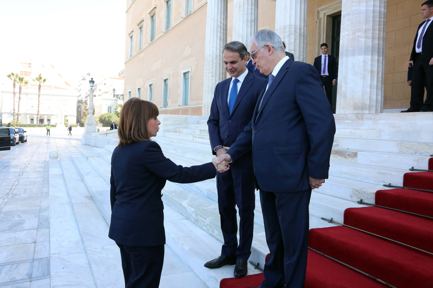 Πρώτη συνάντηση Μητσοτάκη - Ανδρουλάκη στη Βουλή μετά τη σύγκρουση για τον «άγνωστο Χ πρωθυπουργό»