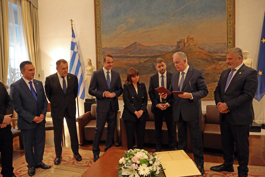 Πρώτη συνάντηση Μητσοτάκη - Ανδρουλάκη στη Βουλή μετά τη σύγκρουση για τον «άγνωστο Χ πρωθυπουργό»