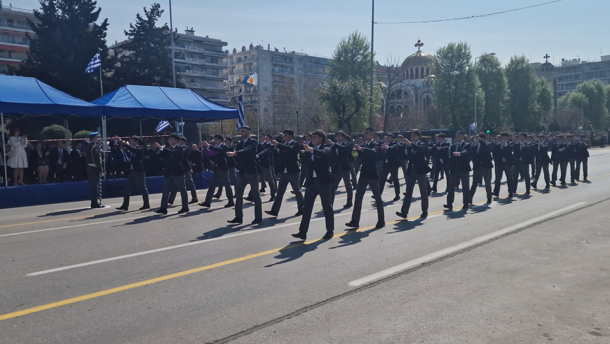 Θεσσαλονίκη: Με στρατιωτικά τμήματα ολοκληρώθηκε η παρέλαση 