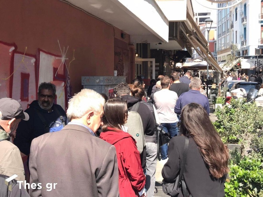 Θεσσαλονίκη: Το αδιαχώρητο και ατελείωτη ουρά για μία μερίδα μπακαλιάρο - Δείτε βίντεο