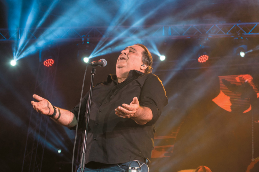 Βασίλης Καρράς: Η μεγάλη καριέρα και οι σταθμοί της ζωής ενός σπουδαίου λαϊκού βάρδου 