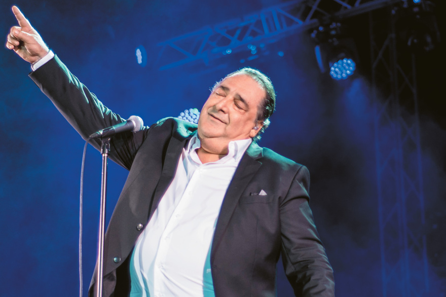 Βασίλης Καρράς: Η μεγάλη καριέρα και οι σταθμοί της ζωής ενός σπουδαίου λαϊκού βάρδου 