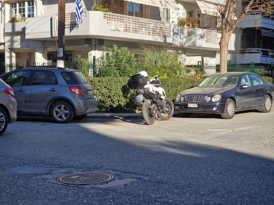 Θεσσαλονίκη: Γυναίκα απειλεί να πέσει από ταράτσα πολυκατοικίας