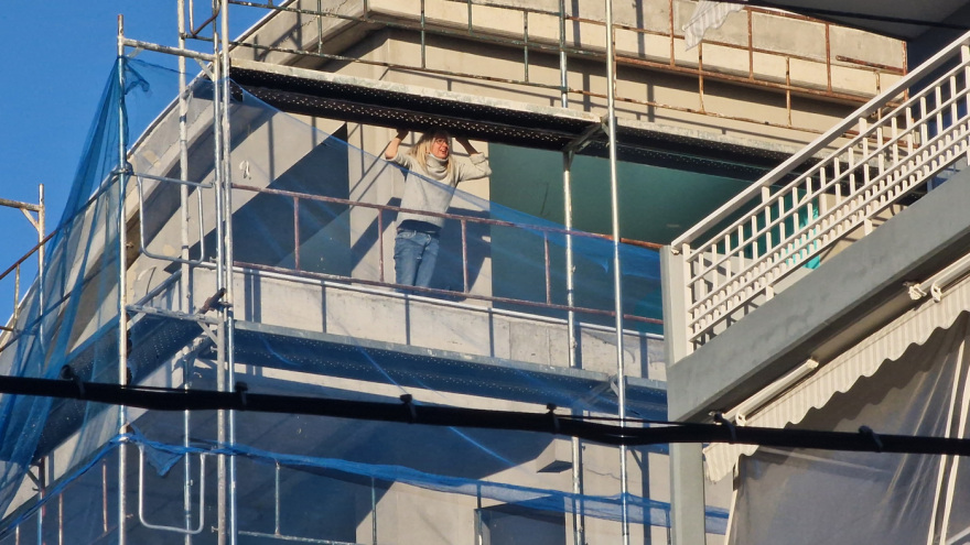 Θεσσαλονίκη: Γυναίκα απειλεί να πέσει από ταράτσα πολυκατοικίας