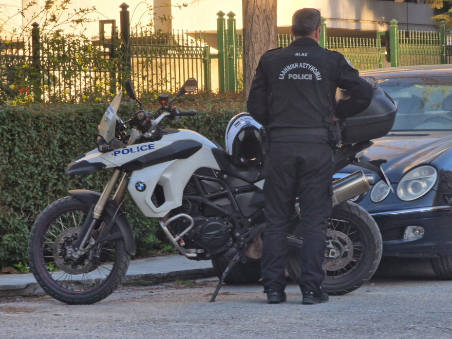 Θεσσαλονίκη: Γυναίκα απειλεί να πέσει από ταράτσα πολυκατοικίας