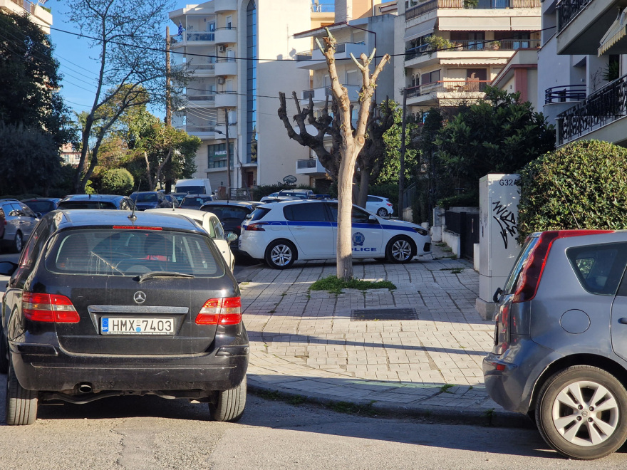 Θεσσαλονίκη: Γυναίκα απειλεί να πέσει από ταράτσα πολυκατοικίας