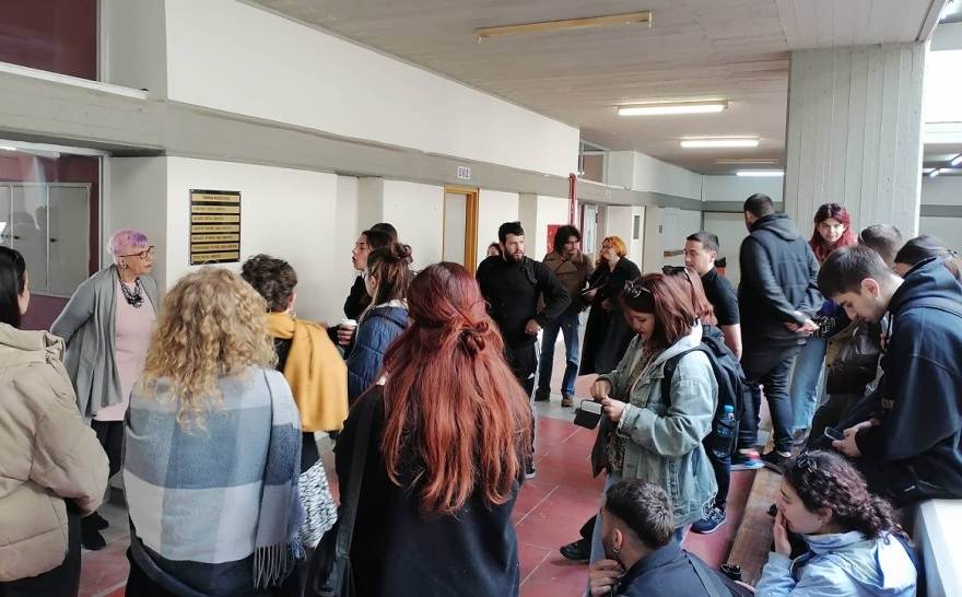 Έξαλλοι φοιτητές απαιτούν να παραιτηθεί η πρόεδρος Φιλοσοφικής του ΕΚΠΑ για ένα... repost