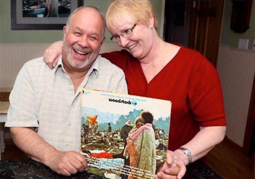 Πέθανε η γυναίκα από το εμβληματικό ερωτευμένο ζευγάρι του Γούντστοκ