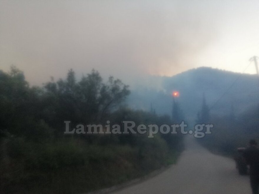 Ολονύxτια μάχη των πυροσβεστών στη Μενδενίτσα Φθιώτιδας - Έφτιαξαν ζώνες για να κρατήσουν τη φωτιά μακριά από τα σπίτια