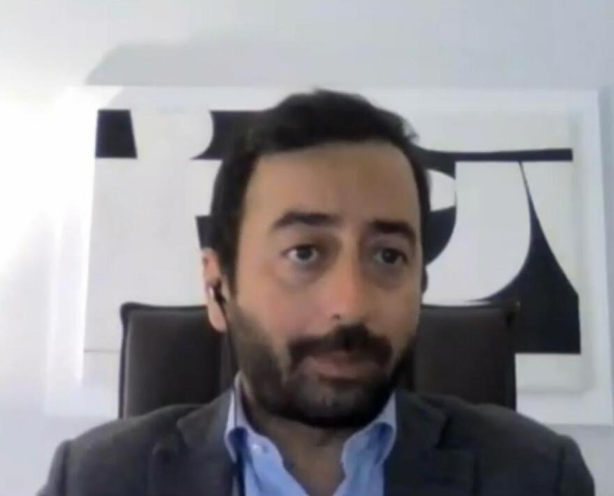 Παίζει κιθάρα και ανεβάζει βίντεο από τη φυλακή ο πρώην παίκτης reality που «μπούκαρε» στο Εφετείο - Βίντεο