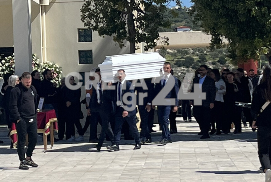 Κρήτη: Ανείπωτος θρήνος στο τελευταίο «αντίο» στην 22χρονη Πένυ - Δείτε βίντεο και φωτογραφίες