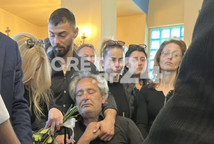 Κρήτη: Ανείπωτος θρήνος στο τελευταίο «αντίο» στην 22χρονη Πένυ - Δείτε βίντεο και φωτογραφίες
