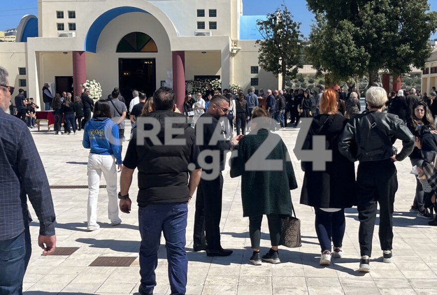 Κρήτη: Ανείπωτος θρήνος στο τελευταίο «αντίο» στην 22χρονη Πένυ - Δείτε βίντεο και φωτογραφίες