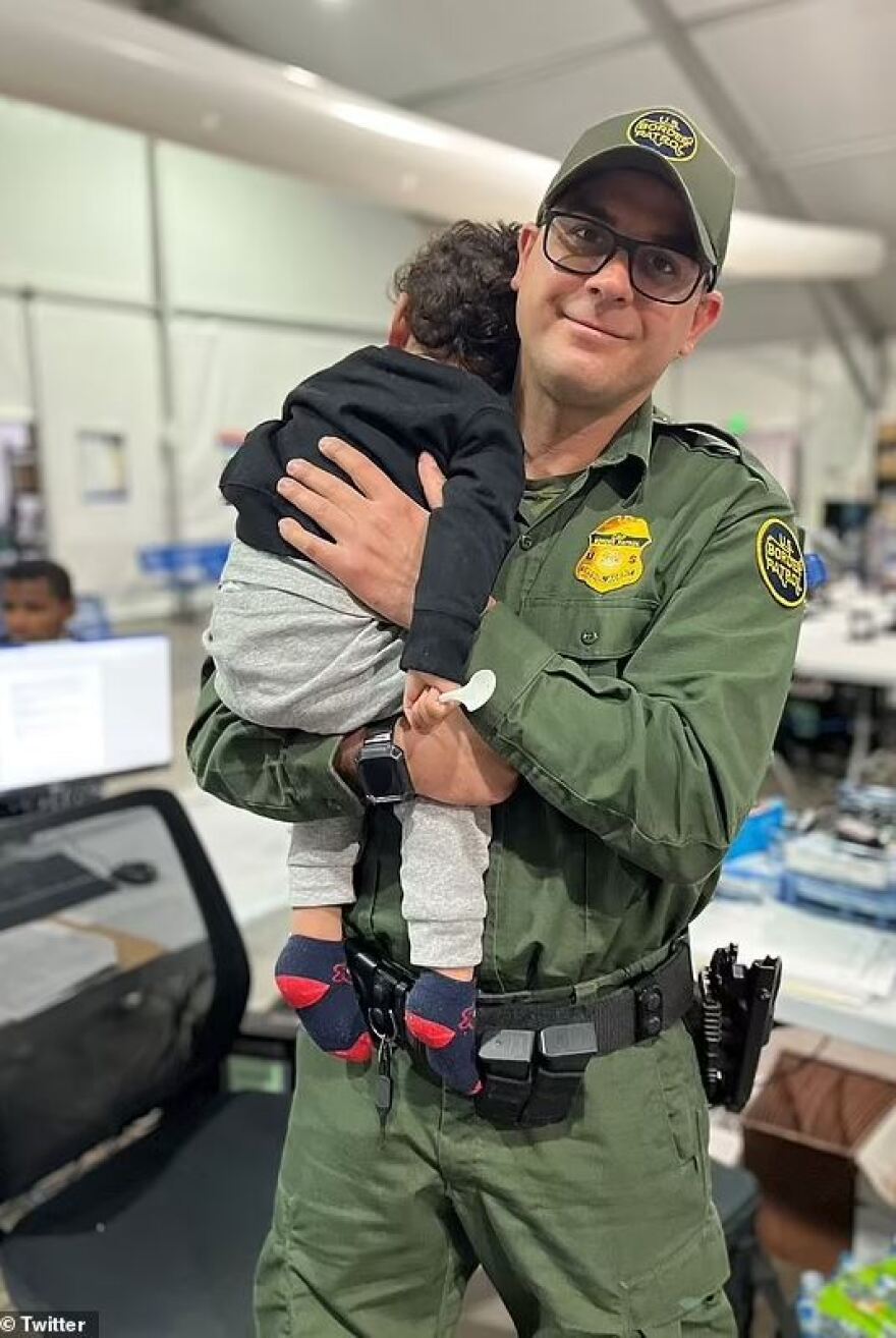 Μεξικανός διακινητής εγκατάλειψε αγοράκι ενός έτους στα σύνορα ΗΠΑ- Μεξικού